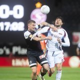 L'attaquant servettien Enzo Crivelli (à droite), ici au duel avec le Luganais Lukas Mai, a marqué son huitième but de la saison en championnat. KEYSTONE/TI-PRESS/Samuel Golay